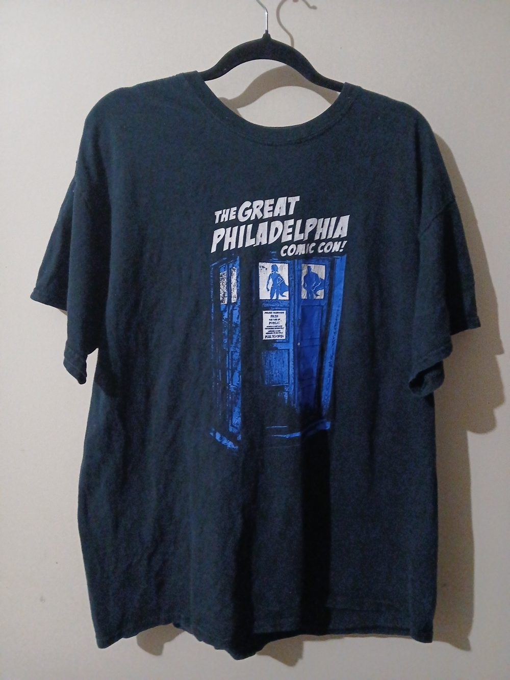 Gildan Black Tee with Blue Comic Con Graphic men Size XL